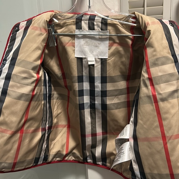 Burberry Red Puffer Jacket with Quilted Texture and Stylish Lining - Picture 4 of 4